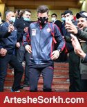 تجمع هواداران در مقابل هتل تیم؛ بیخیال کرونا!!