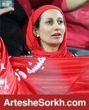 اشک های یک بانوی هوادار مقابل باشگاه