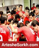پس از دیدار با رویانیان/ بازیکنان پرسپولیس عهد نامه قهرمانی امضا کردند
