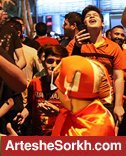شادی هواداران پرسپولیس مقابل اتوبوس تیم
