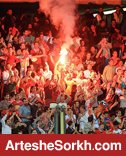 حواشی بازی: شعار پرسپولیس ها دستیار کی روش را فراری داد