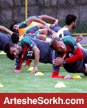 حاشیه های تمرین نوبت عصر پرسپولیس:شعار تند علیه استقلالی ها در تمرین پرسپولیس / تشویق شدید طارمی