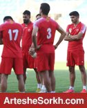 بازیکنان تیم پشت یحیی درآمدند